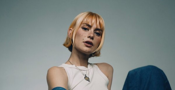 31.3.26 Alli Neumann 66297-17994-Alli-Neumann_press-pics1_Vom-anderen-Stern_-c_Tom-Blanc_small-querformat-1280x660