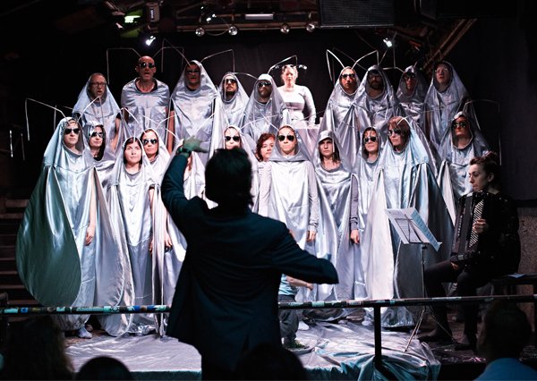 Chor Koerdoeloer mit Kostümen von Sabine Ott